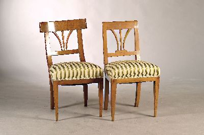 4 Stühle, Biedermeier, um 1820, 2+1+1, teilweise Nussbaum, Kirschbaum und andere Harthölzer, H. ca. 84-87 cm, EZ 2-3