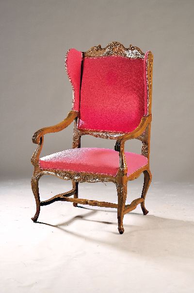 Ohrenbackensessel, Barock, um 1760, Nussbaum massiv, beschnitzt, beschnitzt, ca. 122 x 63 x 65 cm, EZ 2