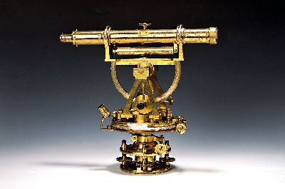 Theodolith, England, 2. Hälfte 19. Jh., Messing, z.T. versilberter Ziffernring. Teleskop ca. 33.5cm, eine Lupe, Libellen altersbedingt berieben und ...