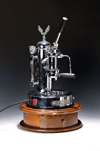 Große Espressomaschine/Kaffeemaschine, Elektra Microcasa, Siebträgermaschine, Handhebel, Elektra Chrom, auf rundem Holzsockel mit Schublade ...
