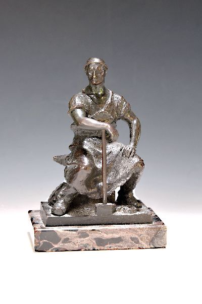 Max Valentin, Bronzefigur, sitzender Schmied, rückseitig signiert, ca. 2 x 15 x 10 cm