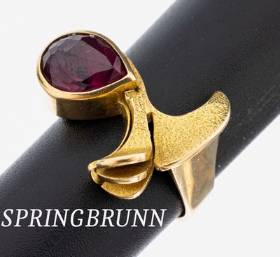 18 kt Gold Turmalin-Ring, GG 750/000, part.strukt., außergewöhnliche Gestaltung, facett. Turmalin-Tropfen ca. 2.80 ct, RW 53, ca. 8.4 g, sign. ...
