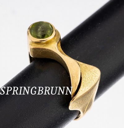 18 kt Gold Peridot-Ring, GG 750/000, part. strukt., außergewöhnliche Gestaltung, rundfacett. Peridot, stark abgetragen, RW 53, ca. 5.2 g, sign. ...