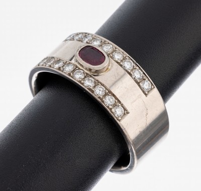 18 kt Gold Rubin-Brillant-Ring, WG 750/000,ovalfacett. Rubin ca. 0.25 ct, 18 Brillanten zus. ca. 0.54 ct Weiß/si, RW 66, ca. 20.2 g