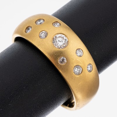 18 kt Gold Brillant-Ring, GG 750/000, fein mattiert, qualitätvolle Verarbeitung, 9 Brillanten zus. ca. 0.44 ct Weiß/si, RW 67, ca. 15.3 g