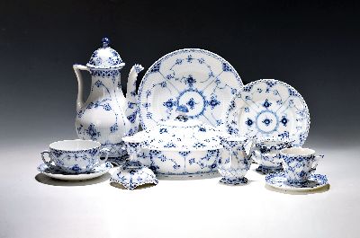Umfangreiches Tafelservice, Royal Copenhagen, Musselmalet, Vollspitze und Halbspitze, Kaffeekanne, Milchkännchen, Zuckerschale, 12 Kaffeetassen mit ...