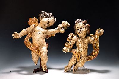2 Wandengel, wohl süddeutsch, 2. Hälfte 20. Jh., Holz geschnitzt und gefasst, z.T. vergoldet, H. ca. 45/41 cm, kl. Farbabblätterung