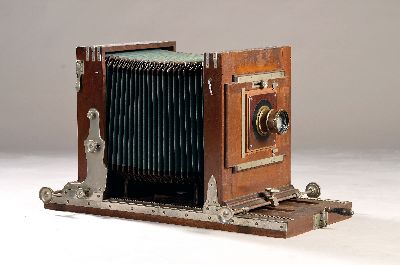 Große Atelierkamera, deutsch, um 1900, Mahagoni, Filmkassette, Format 17 x 17 cm, Objektiv Görtz Berlin, Doppel-Anastigmat Dagor 360mm 1:7.7, ...