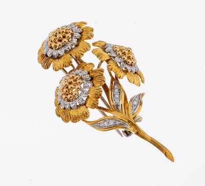18 kt Gold Diamant-Brosche, GG/WG 750/000, naturalistische Darstellung von Blüten, fein grav., Blätter mit in WG gefassten 10 8/8- Diamanten zus. ...