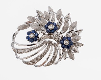 18 kt Gold Saphir-Diamant-Brosche, WG 750/000, 18 rundfacett. Saphiren zus. ca. 0.36ct, Blätter grav. und pol., 27 8/8-Diamanten zus. ca. 0.15 ct ...