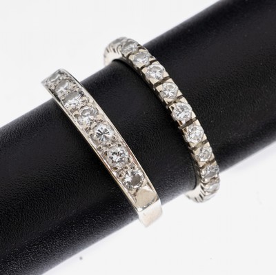 Konvolut 2 18 kt Gold Brillant-Ringe, WG 750/000, best. aus: 1 Memoryring, RW 53, 24 Brillanten zus. ca. 0.48 ct Weiß/si, ca. 1.7 g, und 1 Ring, 7 ...
