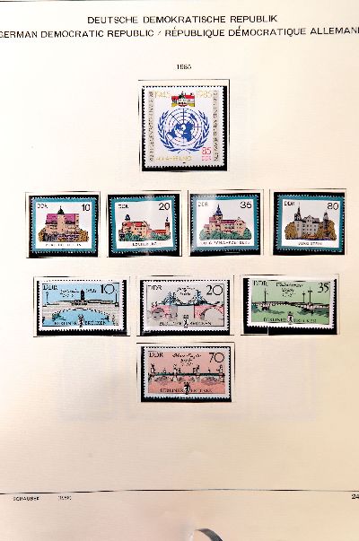 Briefmarkensammlung, DDR 1949-1990, postfrisch, in vier Vordruckalben (Schaubek und Michel), Sammlung komplett und in guter Qualität