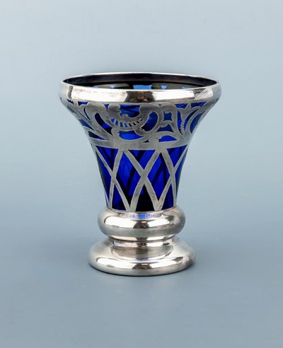 Glasvase mit Silbermontur, Silber gepr., konischer blauer Glaskorpus, hand gesägte Silbermontur, mit floralen Elementen, 1 Blüte ausgebrochen, H. ...