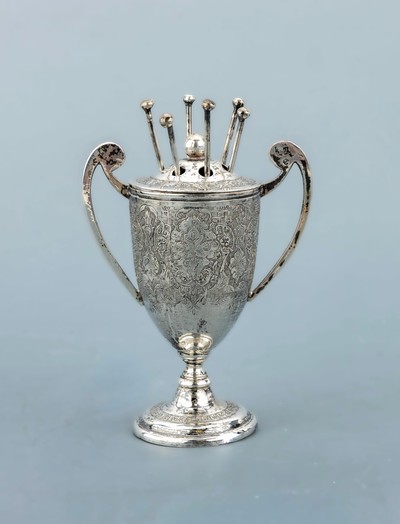 Cocktailspiess-Halter, Russland, wohl um 1880 -1910, 84er Silber, für den arabischen Markt, arabische Importmarken, pokalförmig, fein floral ...