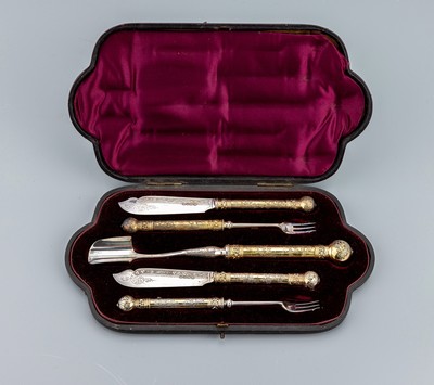 5-tlg. Käsebesteck, wohl England, um 1900, Metall versilbert und vergoldet, best. aus: 2 Messern, Klingen fein grav., 2 lange Käsegabeln, L. ca. ...