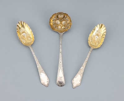 Zuckerstreulöffel, England, London, 1807, 925er Silber, Stil punziert und grav., mit Blütenornamentik, Laffe verg., durchbrochen, grav. und ...