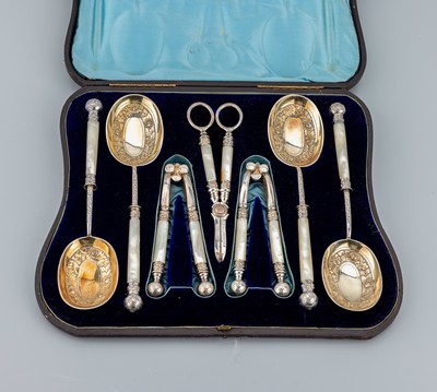 Vorlegebesteck, England, um 1880-1900, Metall versilbert, part. verg., best. aus: 4 Kompottlöffel, Laffen schauseitig verg., floral reliefiert, 2 ...