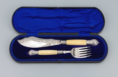 Fischvorlegebesteck, England, wohl um 1880, Metall versilbert, 1 gr. Vorlegemesser und 1 gr. Vorlegegabel, reich graviert, Griffe Bein,in orig. Etui, ...