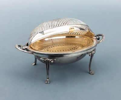 Warmhalteplatte, England London, um 1900-20, Metall versilbert, oval, aufwendig gearbeitet, halbrunde aufklappbare Rollhaube, kl. Aussparung für ...