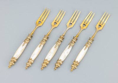 Set 12 Dessertgabeln, deutsch, um 1900, 800er Silber verg., vergoldete Aufsatzpartie mit 3 Zinken, durchbrochenes Herzmotiv, reich ornamentiert, ...