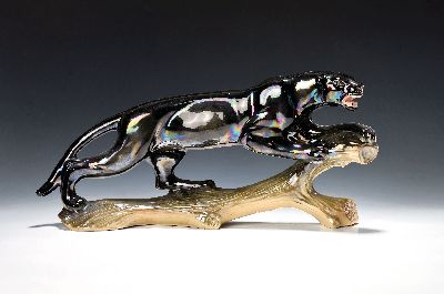 Keramikskulptur Panther, Jema, Holland, Anfang 20.Jh, Keramik, farbig und lüstrierend glasiert, Panther auf einem Ast, L. 50 cm