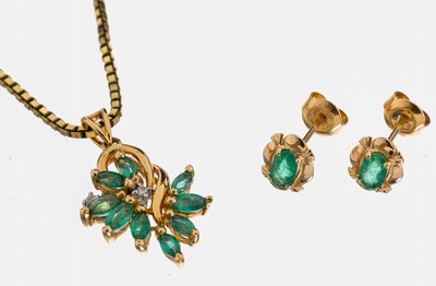 18 kt Gold Smaragd-Brillant-Anhänger, GG/WG750/000, abstrakt floral, 9 Smaragd-Navettes zus. ca. 0.70 ct, 2 in WG gefasste Brillanten zus. ca. 0.04 ...