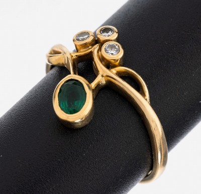 14 kt Gold Smaragd-Brillant-Ring, GG 585/000, geschwungen, ovalfacett. Smaragd ca. 0.15 ct, 3 Brillanten zus. ca. 0.06 ct Weiß/si, RW 55, ca. 2.9 ...