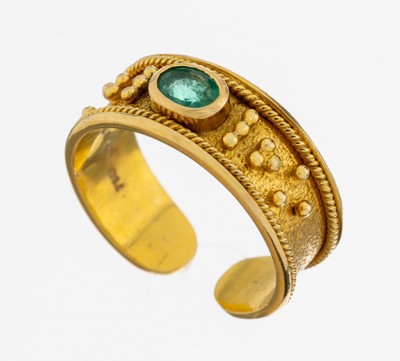 18 kt Gold Smaragd-Ring, GG 750/000, Oberfläche sat., kl. Granulation, kl. ovalfacett. Smaragd, Ringschiene offen gearbeitet, RW 54, ca. 4.4 g