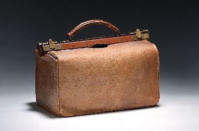 Arztkoffer, Sydquy, Paris, 20.Jh., braunes Leder geprägt, Messing- und Metallmonturen, Innenleben mit Textilauskleidung, bez., deutliche ...