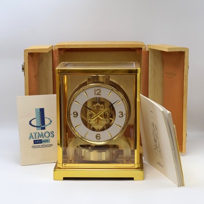 Jaeger-LeCoultre Drehpendel-Tischuhr Atmos, Schweiz um 1965, verg., 5-seitig vergl. Geh., nach vorn zu öffnen durch Glastür, weißes ...