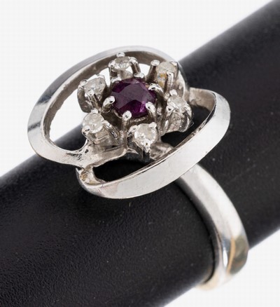 14 kt Gold Rubin-Diamant-Ring, WG 585/000, geschwungener Ringkopf, mittig rundfacett. Rubin ca. 0.10 ct, 6 8/8-Diamanten zus. ca. 0.08 ct Weiß/si, ...