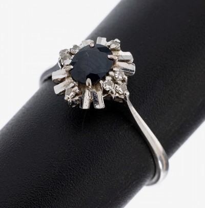 18 kt Gold Saphir-Diamant-Ring, WG 750/000,mittig ovalfacett. Saphir ca. 0.40 ct, 8 8/8 -Diamanten zus. ca. 0.80 ct Weiß/p, RW 54, ca. 2.5 g