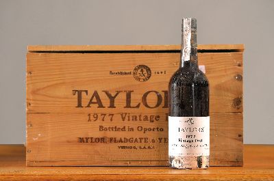 12 Flaschen 1977 Taylor Fladgate Vintage Port, je 75 cl, 21 % Vol., Füllstand: high fill, hervorragende Erhaltungszustände, unverkostet, 95 Parker ...