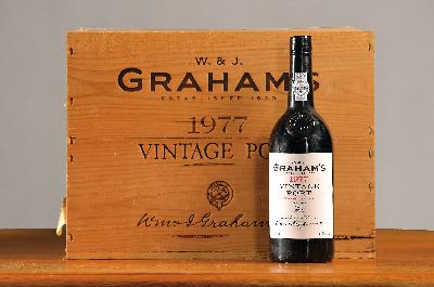 12 Flaschen 1977 Graham's Vintage Port, je 75 cl, 21 % Vol., Füllstand: high fill, hervorragende Erhaltungszustände, unverkostet, in OHK. ...