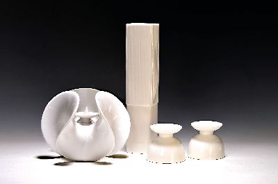 4 Teile Porzellan, KPM Berlin, 1970er Jahre, weiß, 2 Kerzenleuchter, Entwurf Trude Petri, je ca. 7cm, eine Blumensteckvase mit gerieftem Korpus H. ...