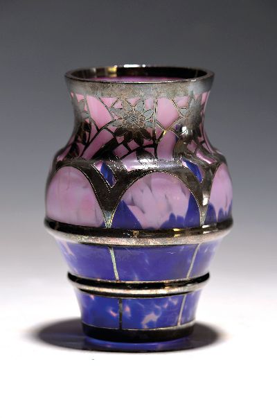 Vase mit Feinsilberauflage, deutsch, 1920er Jahre, Schichtglas mit blauen und rosa Einschmelzungen, Silberauflage mit Blumendekor, H. ca. 11.5cm