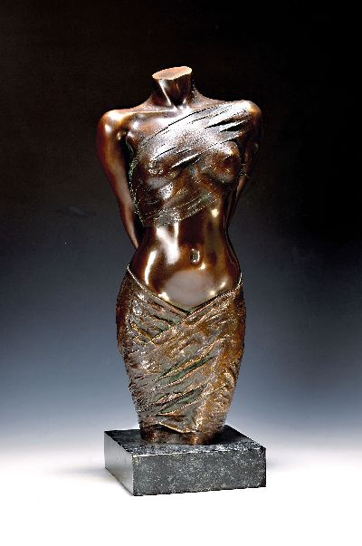 Willi Kissmer, 1951-2018 Duisburg, Halbakt mit zwei Tüchern, Bronzeguß, sign. und num. 74/99, Steinsockel, Gesamth. ca. 53cm