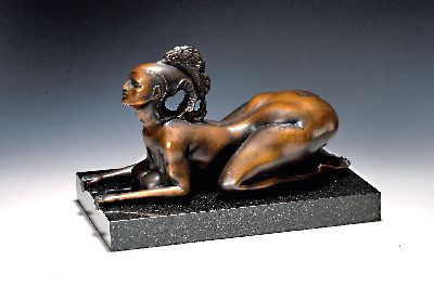 Ernst Fuchs, 1930-2015, Sphinx, Bronzeskulptur, sign. und num. 591/1000, auf Marmorsockel, ca. 22x35x20cm, mit Zertifikat, dieses mit handschriftl. ...