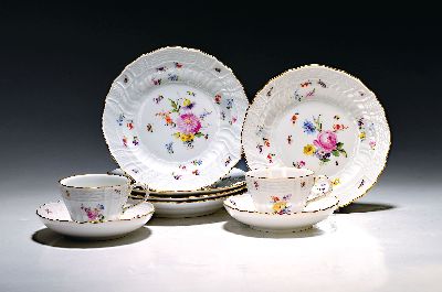 5 Kaffeegedecke, Meissen, um 1900, 1. Wahl, reliefierter Rand, bunt bemalt mit Blumenbuketts, gestreuten Blumen und Insekten, Goldränder, 5 Tassen ...