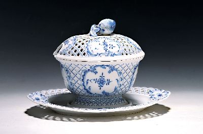 Deckelgefäß mit Unterteller, Meissen, 20. Jh., 1. Wahl, Deckel und Rand in Durchbrucharbeit, blaue Malerei unter der Glasur, H. ca. 19cm