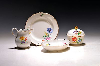 4 Teile Porzellan, Meissen, 20. Jh., 1. Wahl, Milchkännchen und Deckeldose, kl. Teller 16cm, Vierpassschälchen 2. Wahl ca. 15x11.5cm