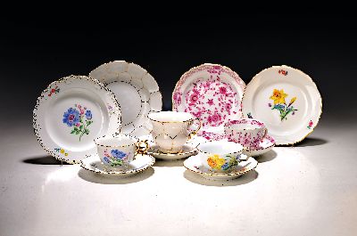 4 Kaffeegedecke, Meissen, 20. Jh., 1. Wahl, jeweils Tasse, Untertasse und Kuchenteller: 1x Indisch purpur goldgehöht, 1x Blume I mit gelber ...