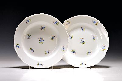 2 Teller, Meissen, um 1900, 1. Wahl, Porzellan, gestreute Vergissmeinnicht, D. ca. 25cm