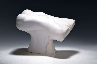 Horest de Menezes, geb. 1941, Skulptur aus ital. Carrara-Marmot, Torso auf Händen getragen, 2007, am Boden monogrammiert und datiert, schwere ...