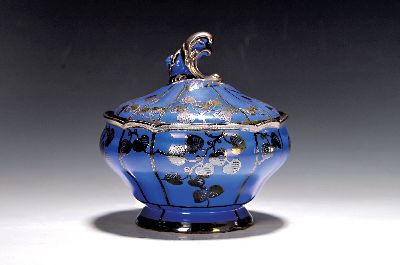 Deckeldose mit silver-overlay, 1930er Jahre, Hutschenreuther, blau glasiert, Feinsilber- Auflage mit Blätterdekor, H. ca. 17cm