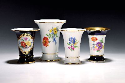 4 Trichtervasen, Meissen, 20. Jh., 1. Wahl, bunte Blumenmalerei, eine partiell kobaltblau glasiert mit breitem Goldrand, eine kobaltblau glasiert mit ...