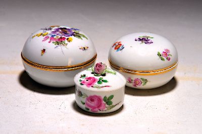 3 kleine Deckeldosen, Meissen, 20. Jh., 1. Wahl, bemalt mit: 1x gestreute Blumen, Goldrand, H. 4cm, D. ca. 7cm; 1x rote Rose mit Rosenbekrönung, H. ...