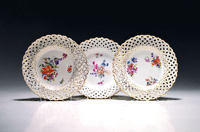 3 Teller, Meissen, Marcolini, um 1774-1813, 2. Wahl, Ränder in Durchbrucharbeit, mittig bunte Blumenmalerei, Goldstaffage, D. ca. 23cm