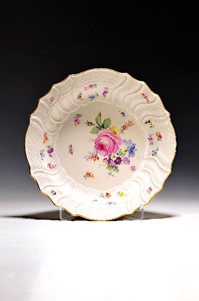 Große runde Schale, Meissen, 19. Jh., 1. Wahl, reliefierter Rand, reich bunt bemalt mit Blumenbukett, gestreuten Blumen und Insekten, Goldrand, H. ...