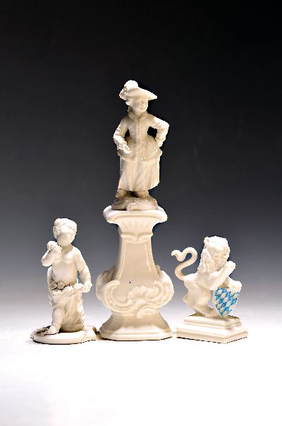 3 Porzellanfiguren, Nymphenburg, 20. Jh., 1x Jägerin auf Postament, weiß, mit blauer Frankenthal-Marke, H. ca. 23cm, 1x Bayerischer Löwe mit ...